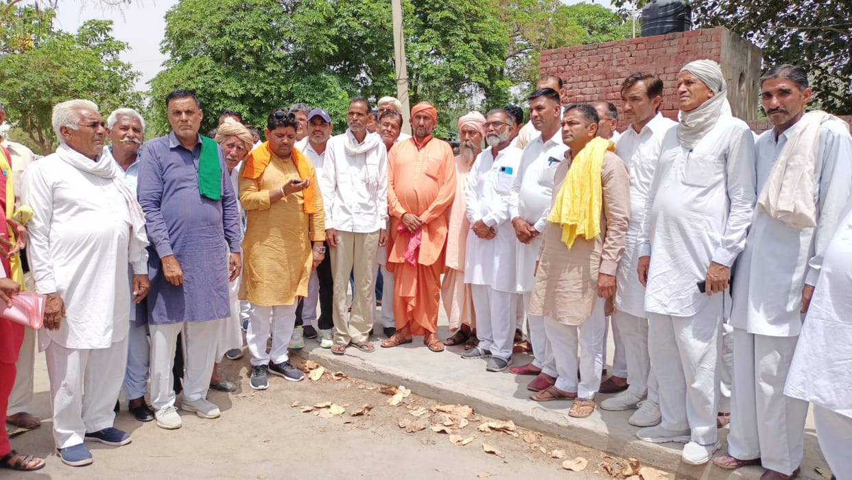 There was a difference of opinion between the officials of Rajasthan Gaushala and farmer leaders regarding the shortage of food.