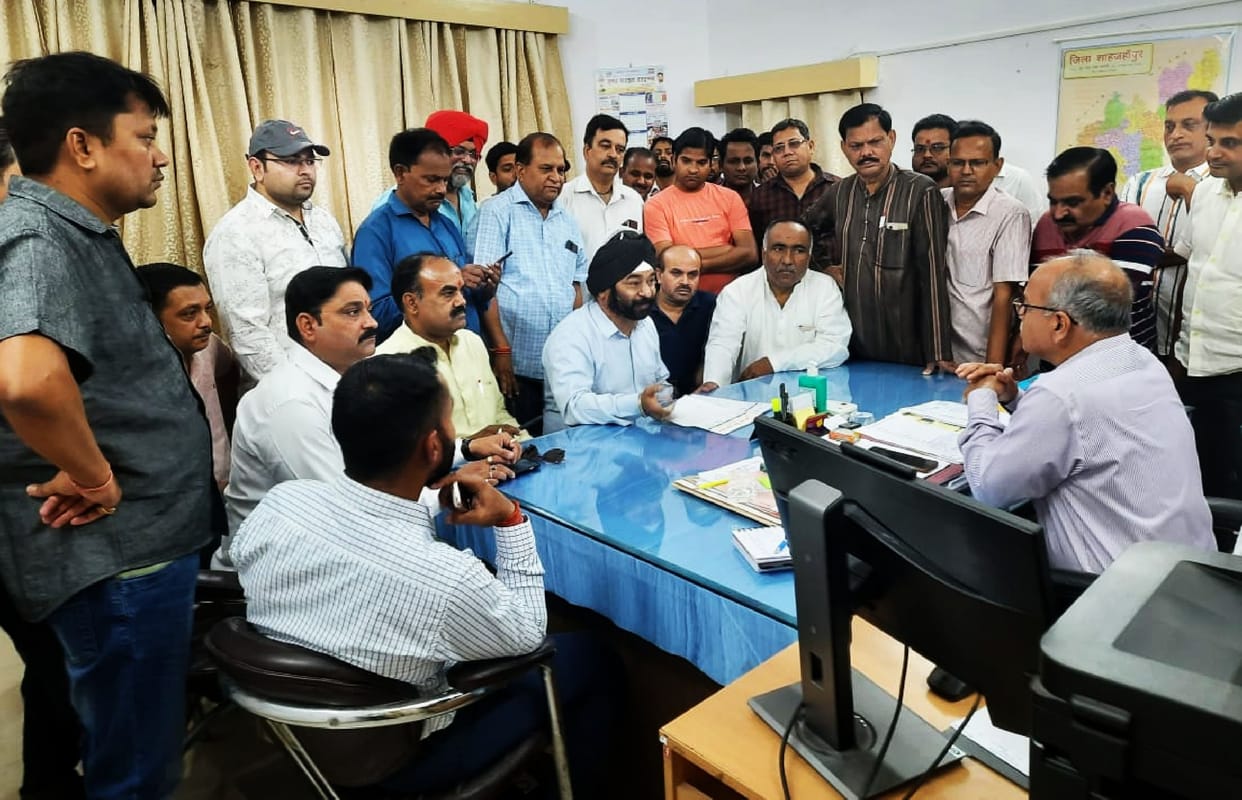 Traders surrounded the Superintending Engineer of Electricity Corporation