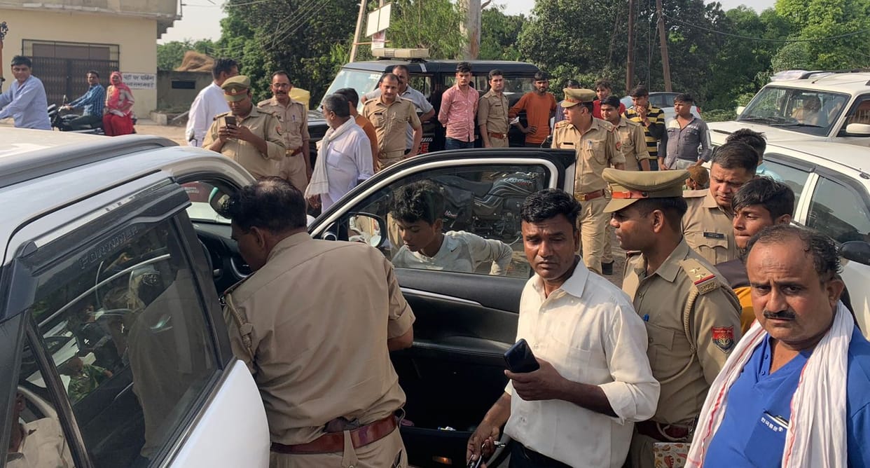 In broad daylight miscreants robbed the car by injuring the driver