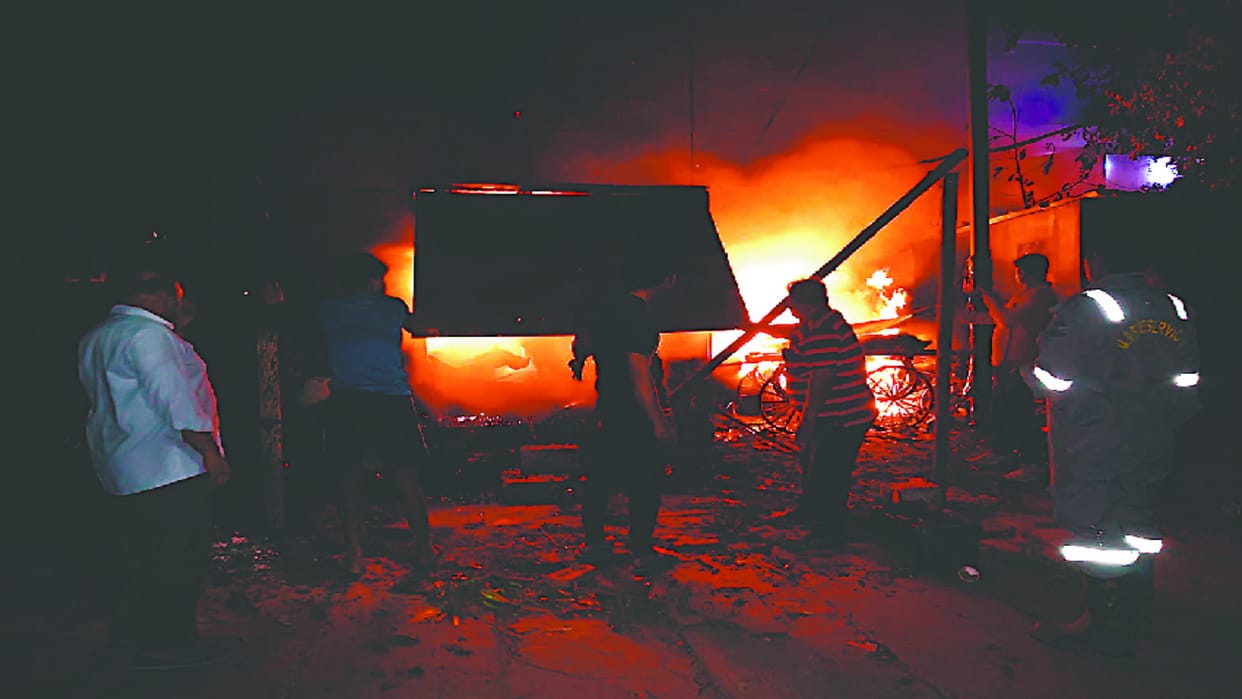 Meerut: High tension line collapsed at Ganganagar police station, 70 vehicles burnt to ashes