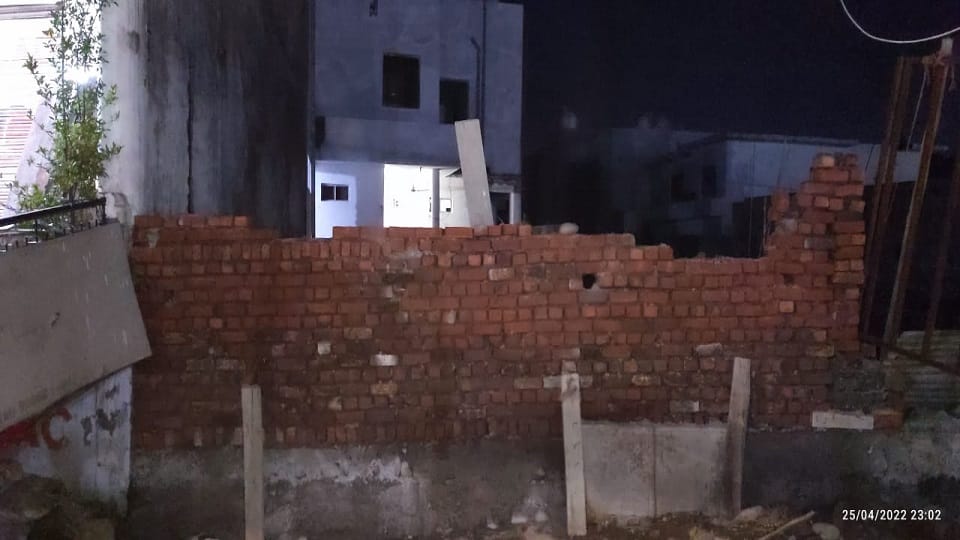 Clashes between army personnel and police personnel over wall in Domana, five including two civilians injured