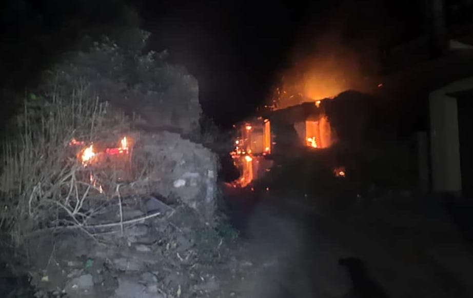 Fire reached the population in Dadamandi, two buildings burnt