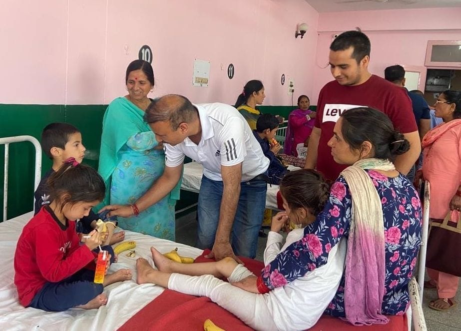 Jeep bringing children to school in Dharampur rolled in the fields, 15 injured