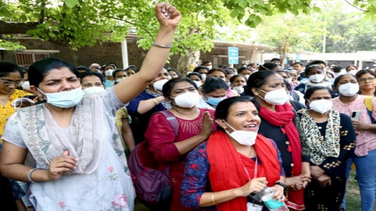 Nurses of delhi aiims end their strike on the orders of the High Court