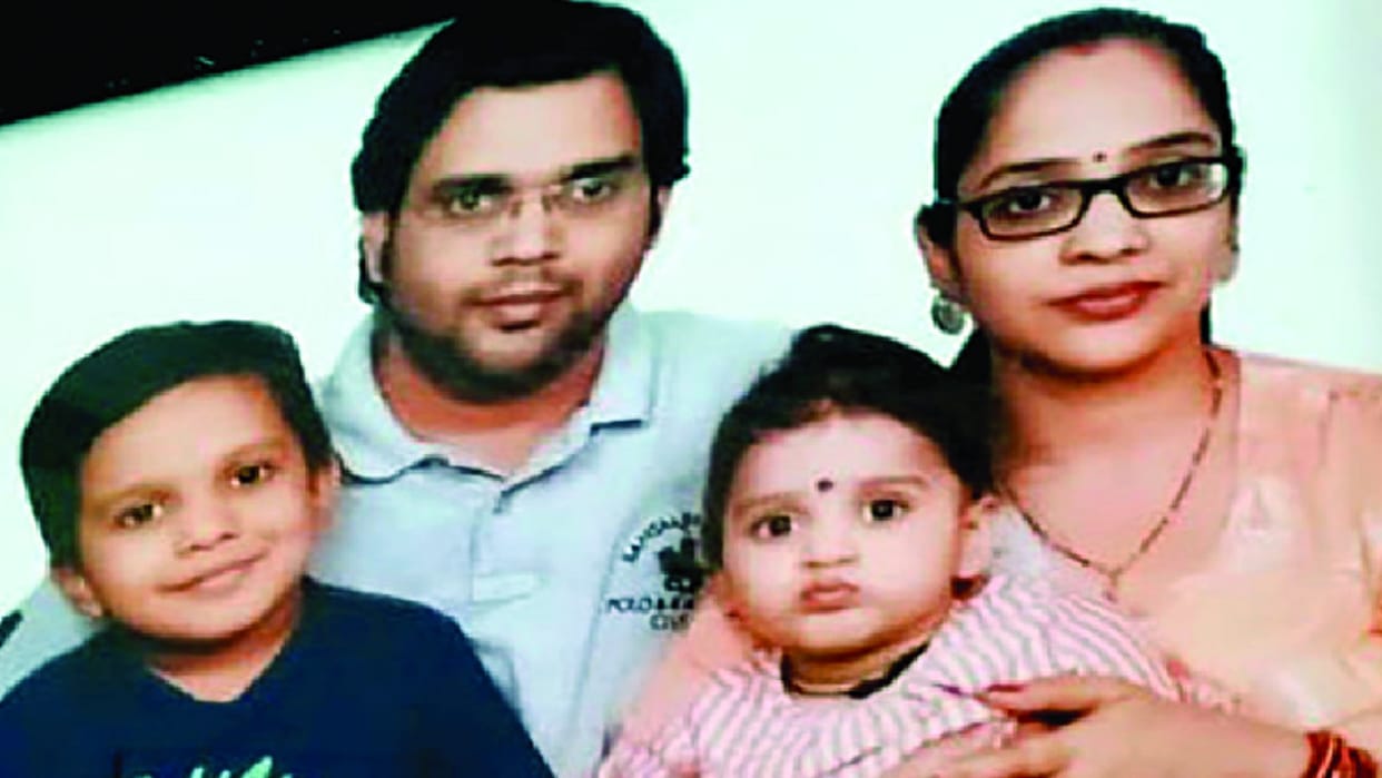 Noida News : Crying over husband's murder, wife said, police-friends kept hiding the incident