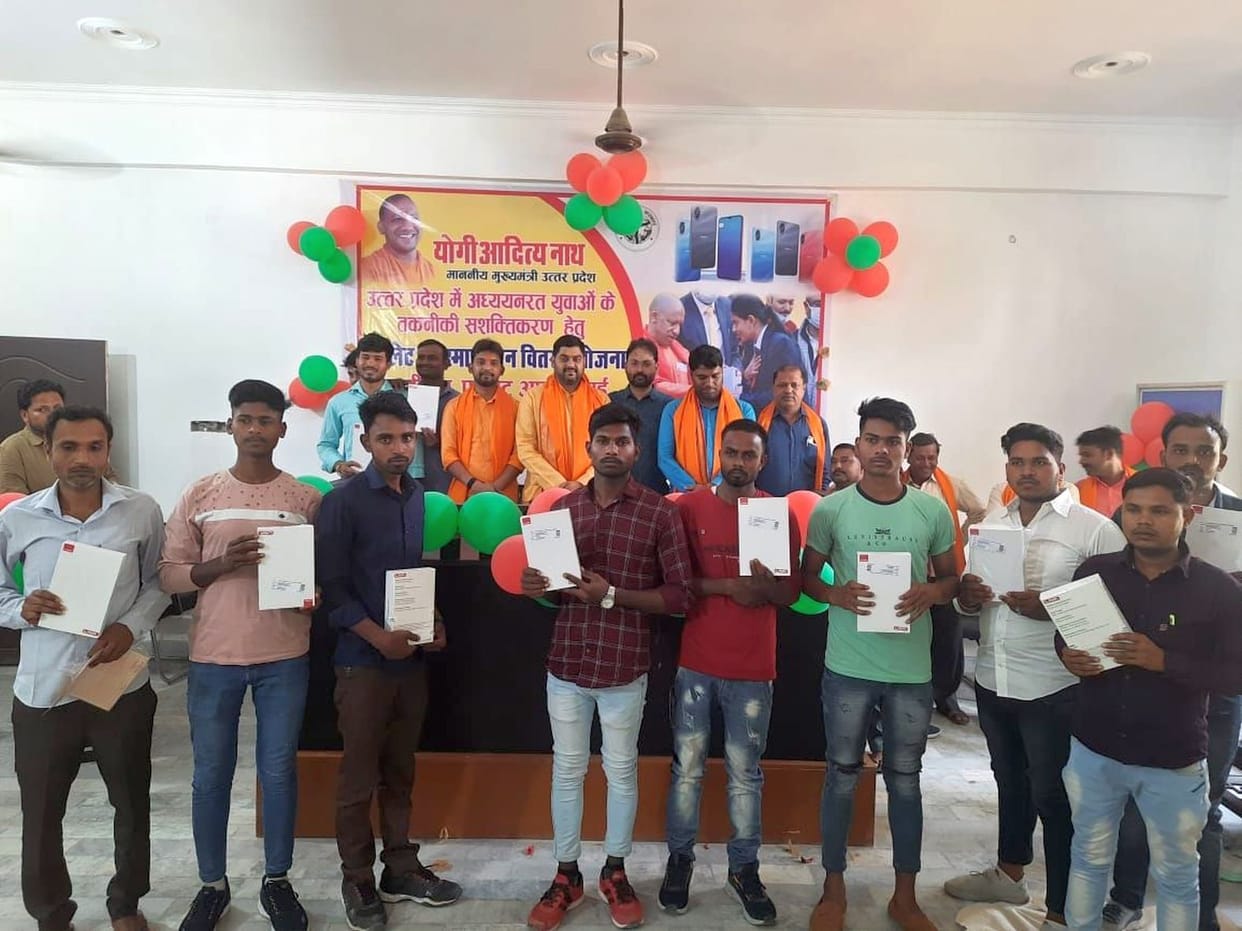 Tablets distributed to 811 students