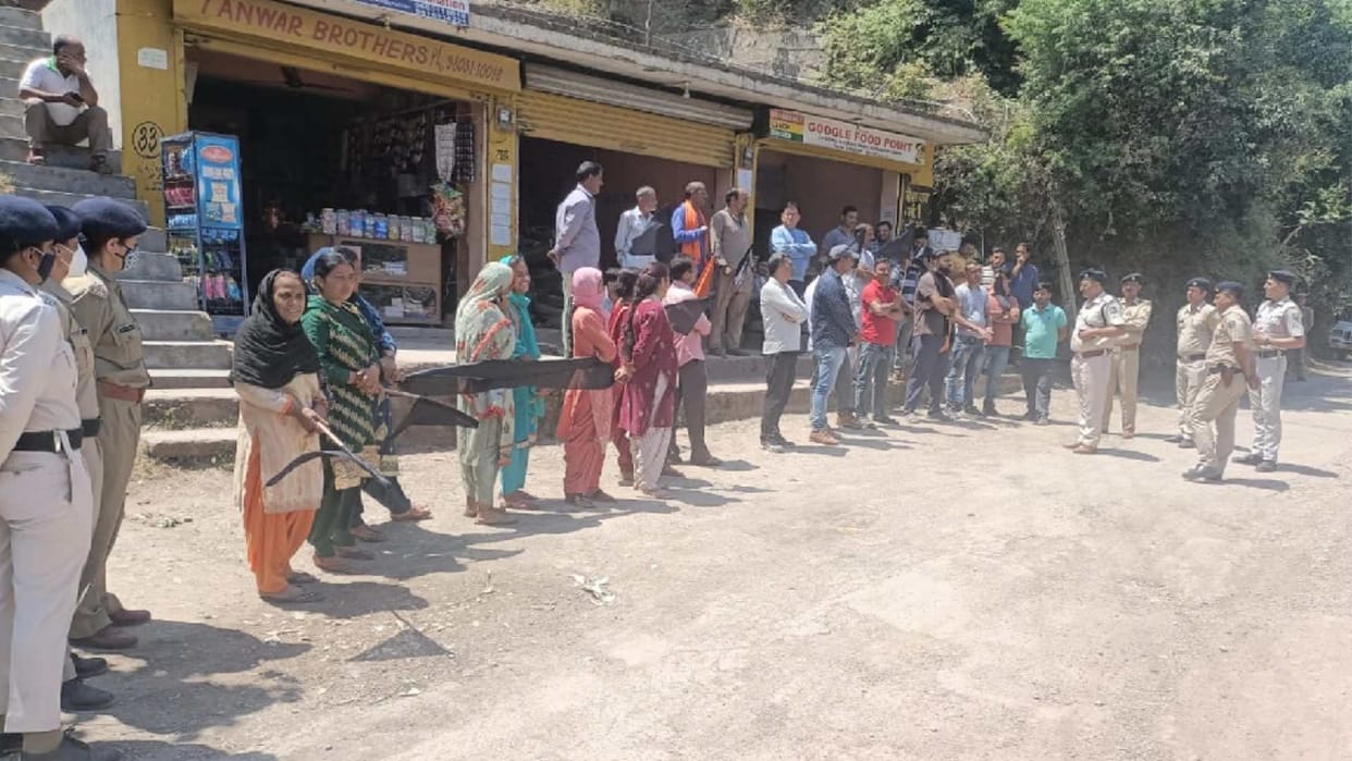 Sirmaur: Show black flags to Himachal BJP President Suresh Kashyap in Madhighat