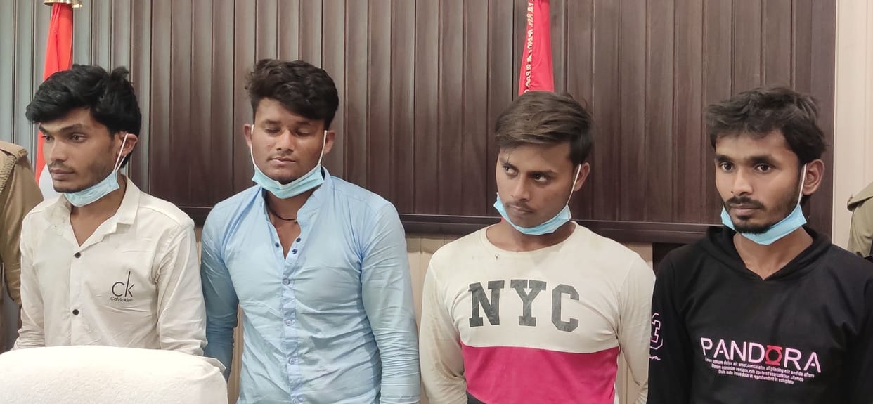 Robbed a friend with friends, four arrested