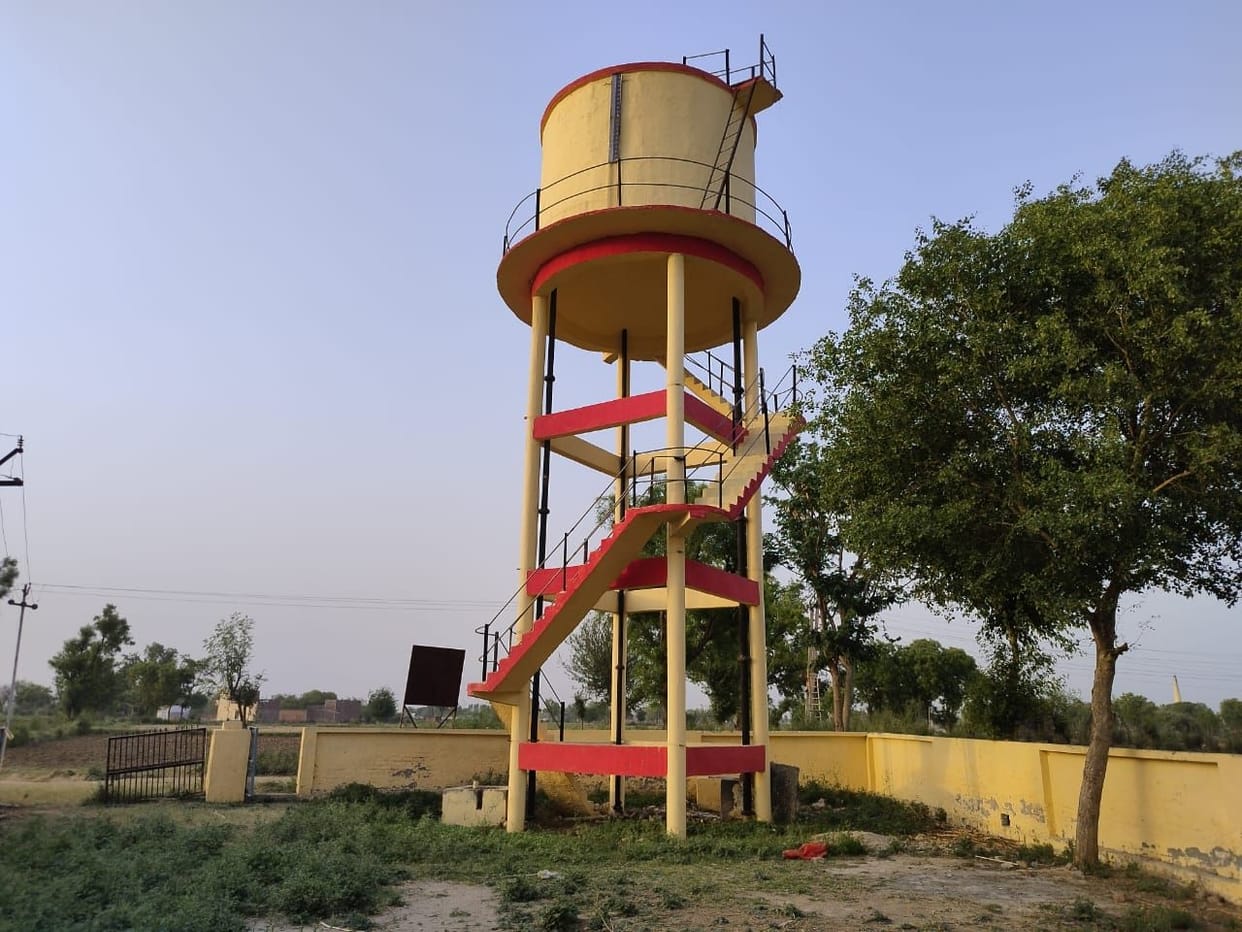 Hathras: Overhead tank showpiece made of 20 lakh rupees, villagers wandering for water
