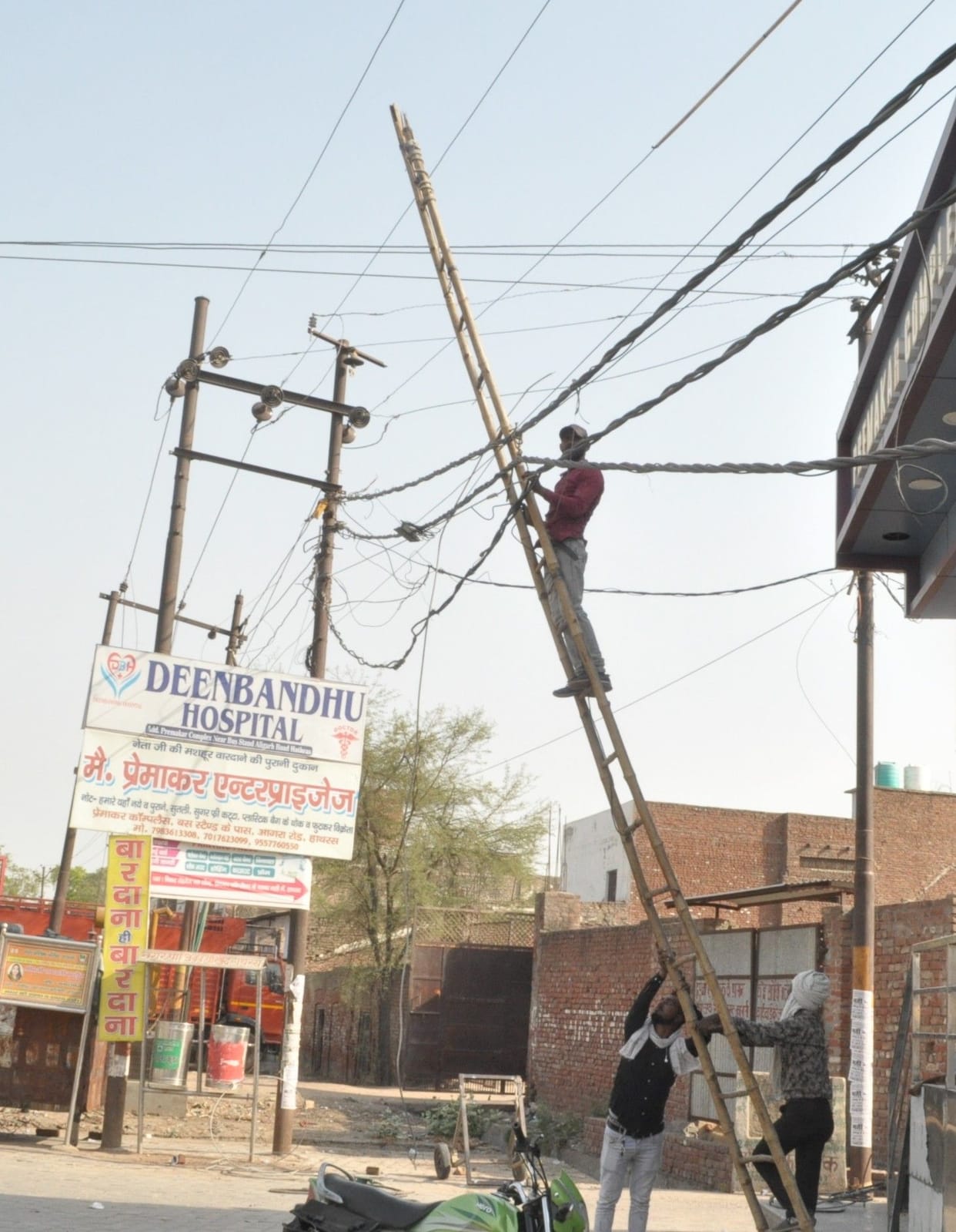 Hathras: Electricity crisis in the city for five hours, uproar at the power substation