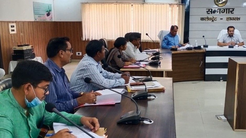 Hathras: Negligence in disposal of complaints on online portal, DM angry