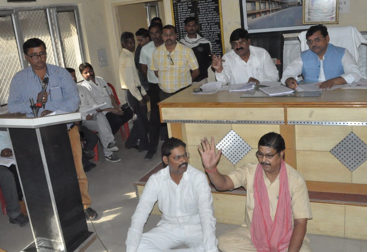 Hathras: The members created a ruckus in the meeting regarding water and bad roads