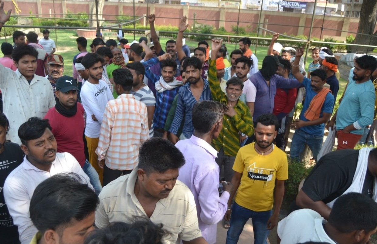 Hathras: Demonstration in the municipality regarding payment of salary and pension