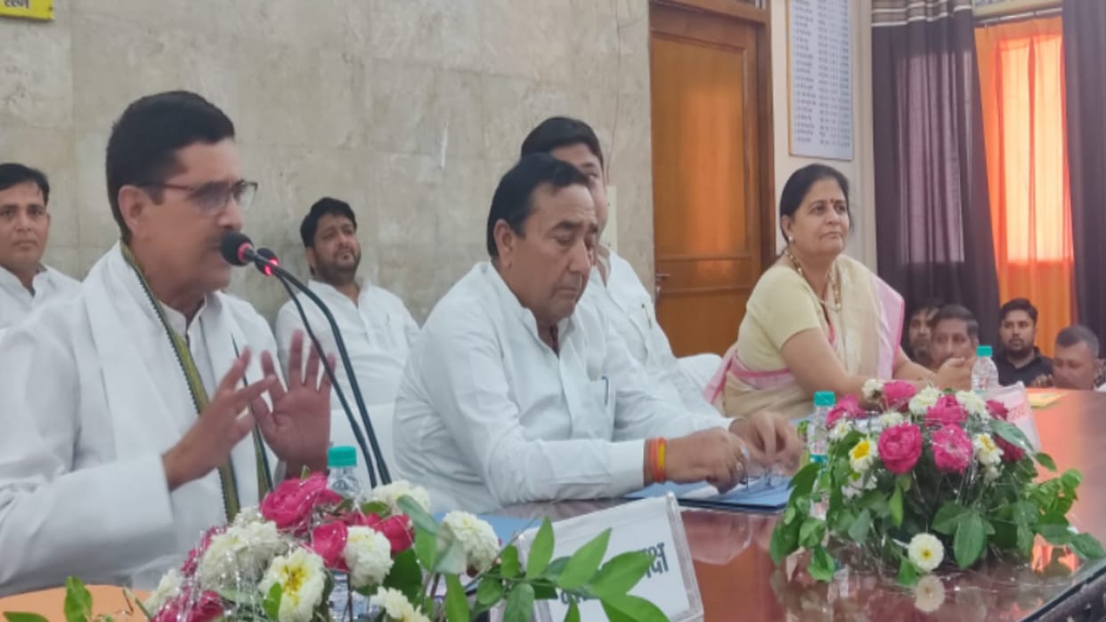 Muzaffarnagar: Board meeting of district panchayat lasted for 15 minutes amidst uproar by the opposition
