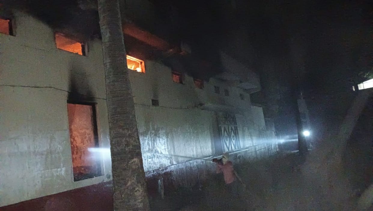 massive fie broke out in  Mau Fierce fire caused by short circuit area stunned by cylinder blast seven injured including constable