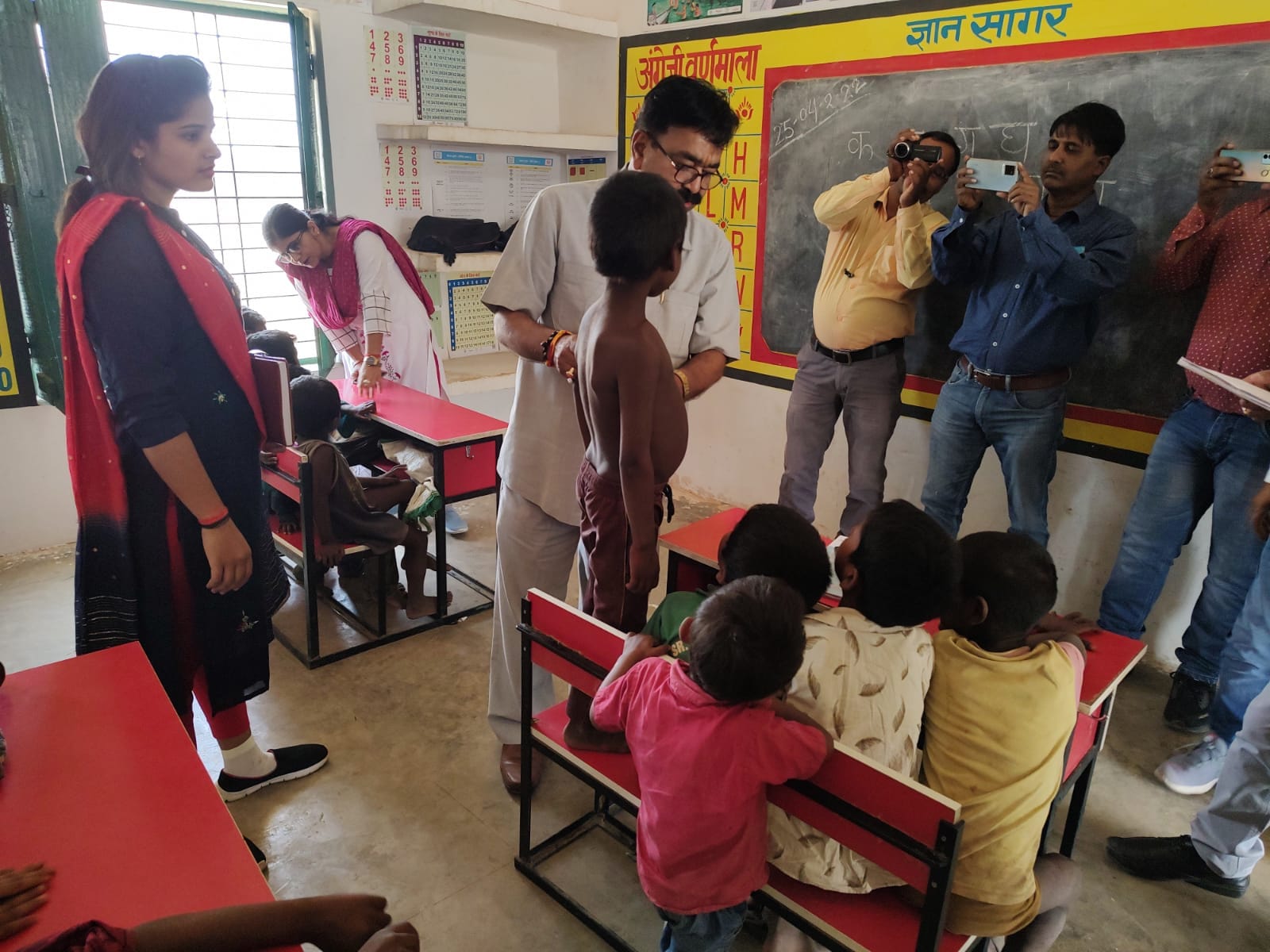 Bitter reality of school Food is served to children in plate in which even animals do not eat officials became upset