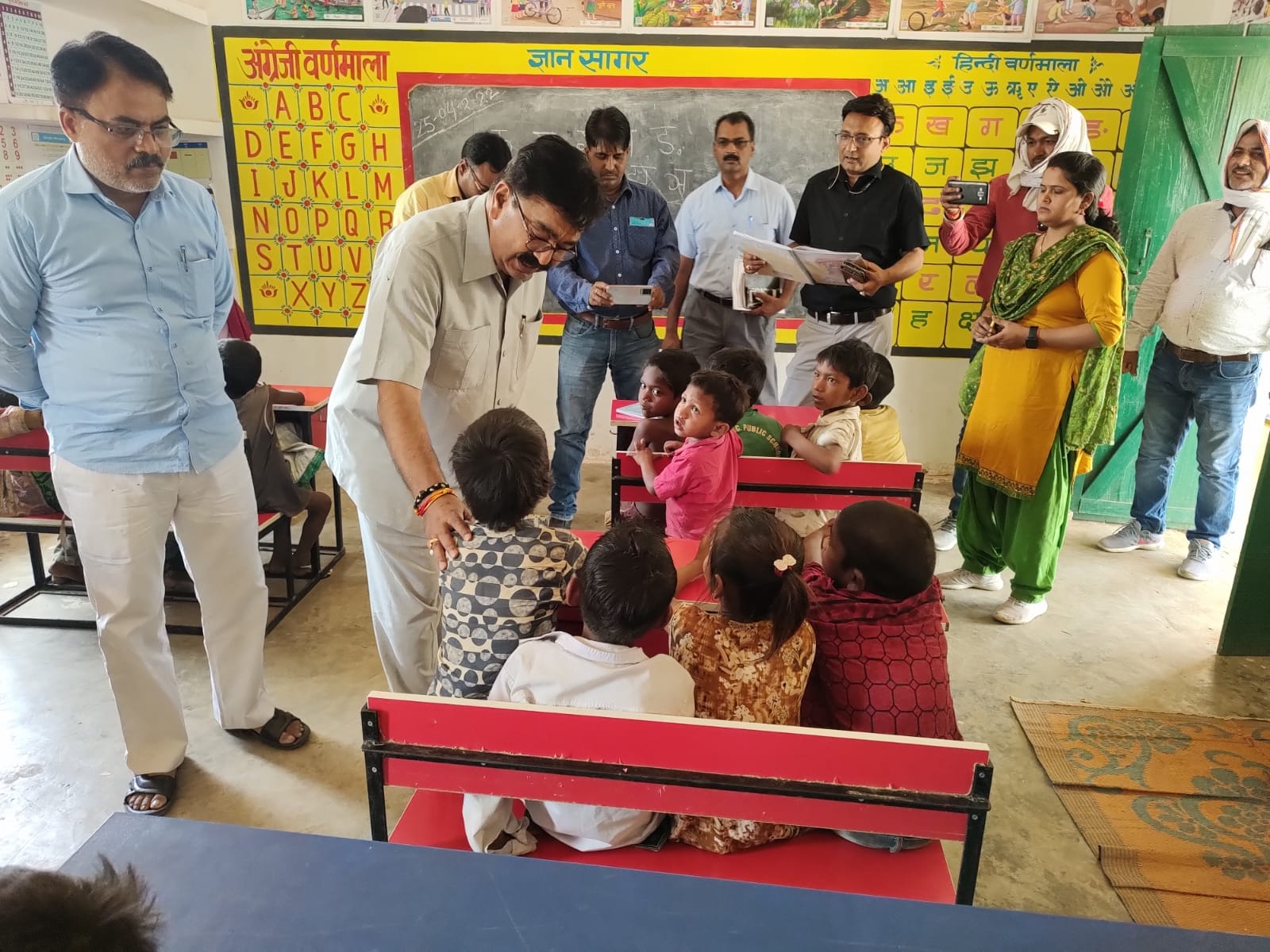Bitter reality of school Food is served to children in plate in which even animals do not eat officials became upset