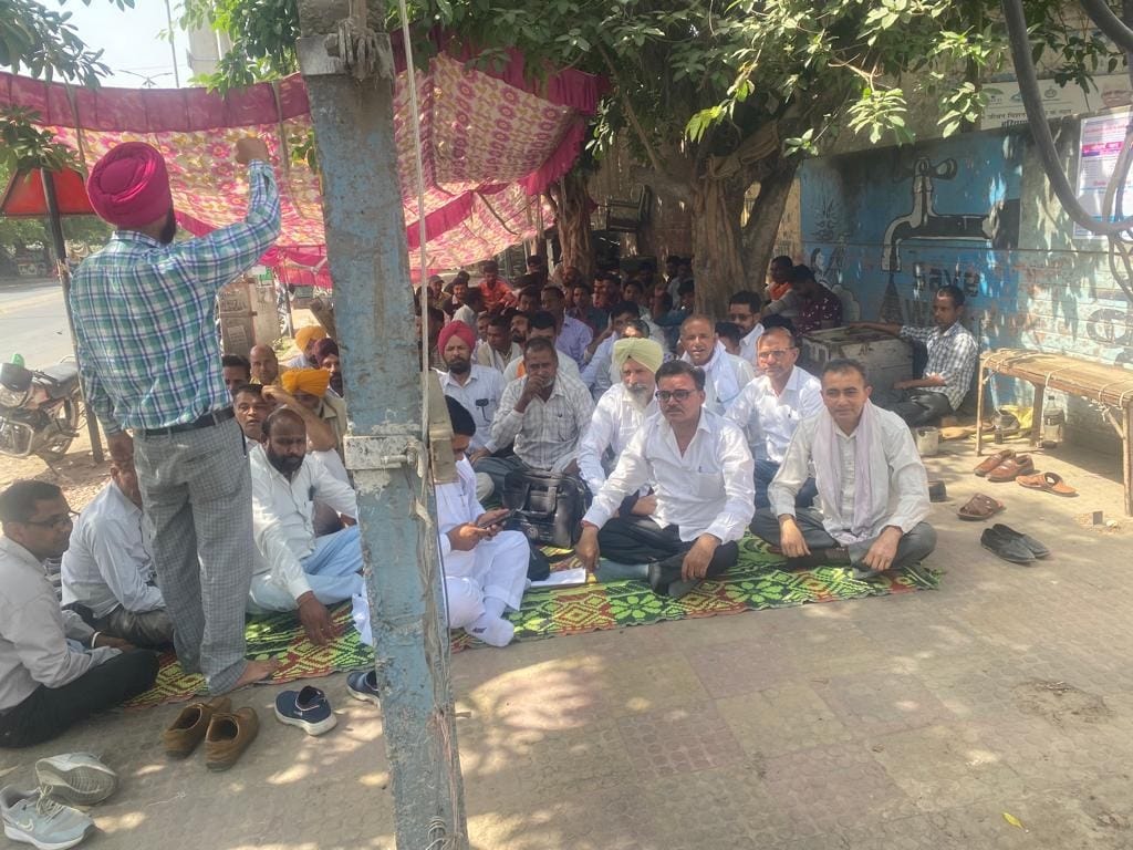 Employees roared by protesting for demands