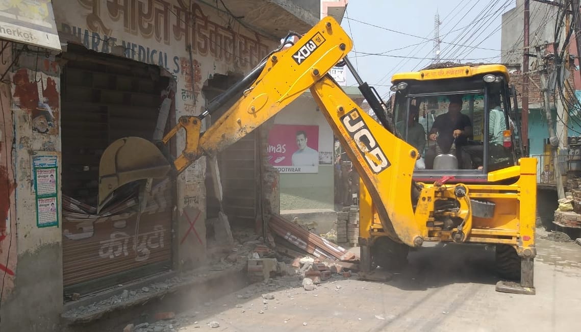 Bulldozers run on shops built on municipal land