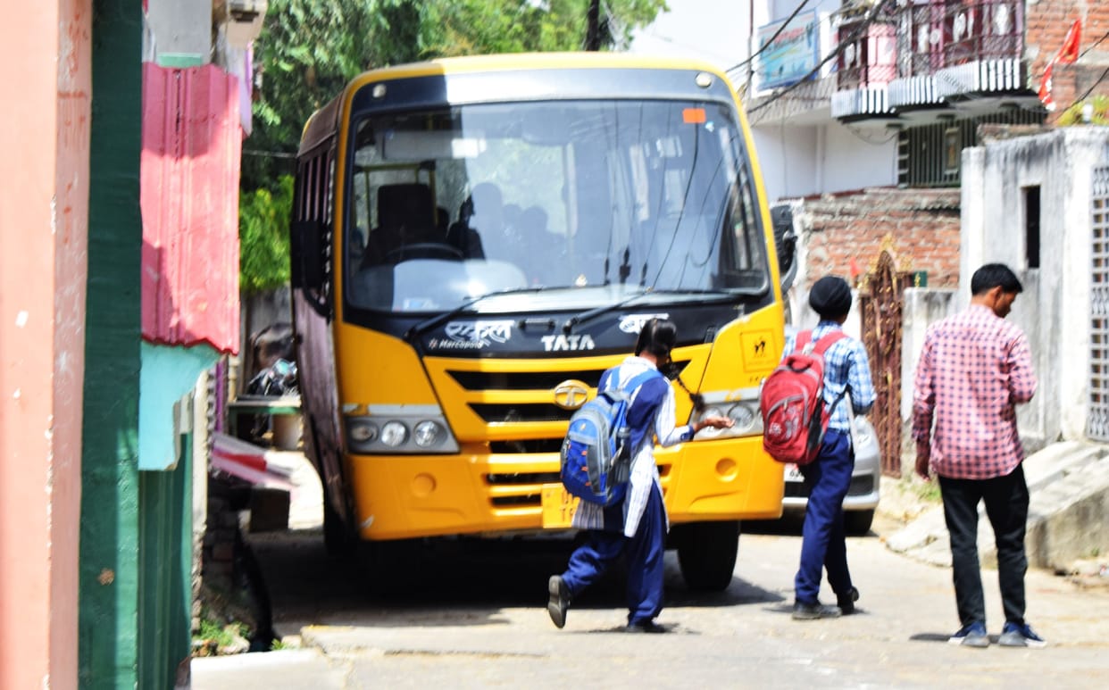 Ban on running 73 school buses on the road without fitness