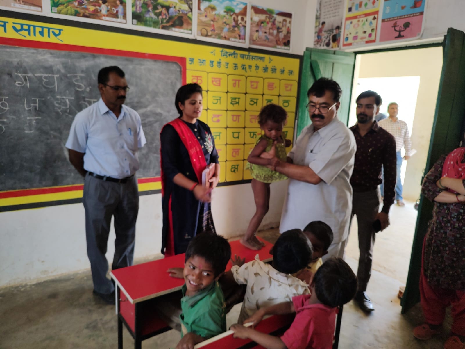 Bitter reality of school Food is served to children in plate in which even animals do not eat officials became upset