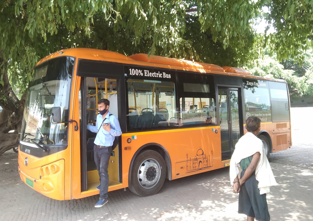 Number of buses increased at Tilhar stand, AC service started