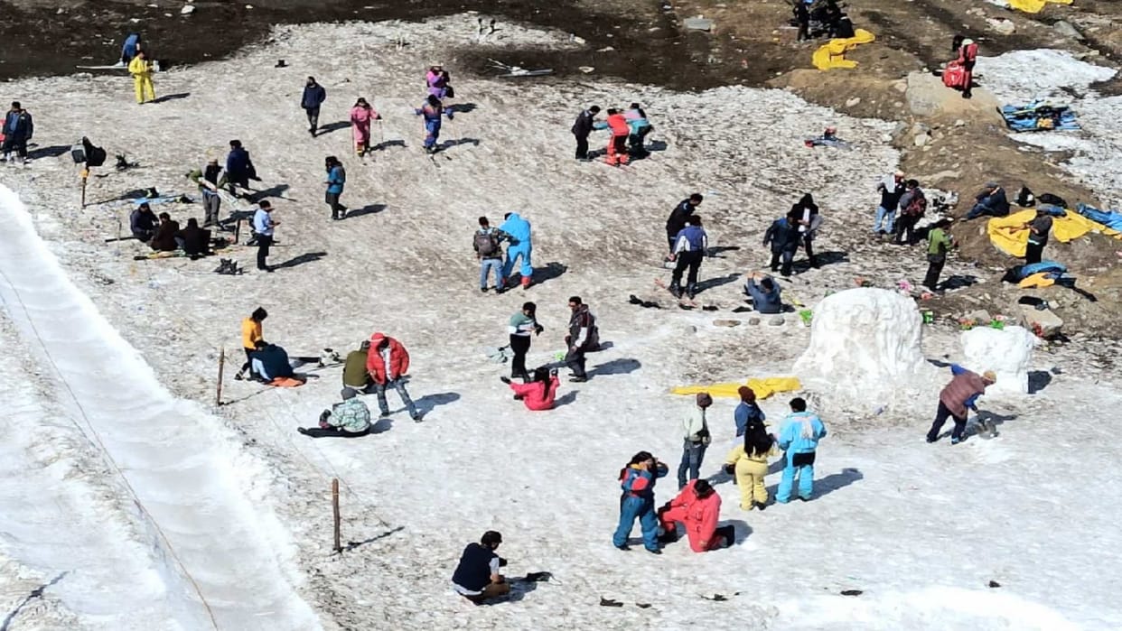 Manali-Leh road opened again after being closed for a day, tourists reached Koksar to see snow