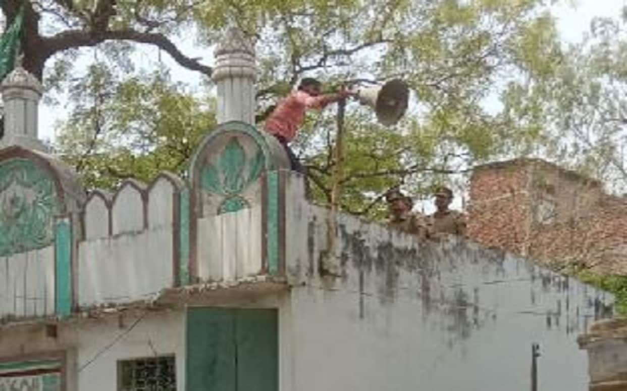 Loudspeaker removed from temple and mosque in varanasi DCP Kashi Zone held  meeting with dharam guru