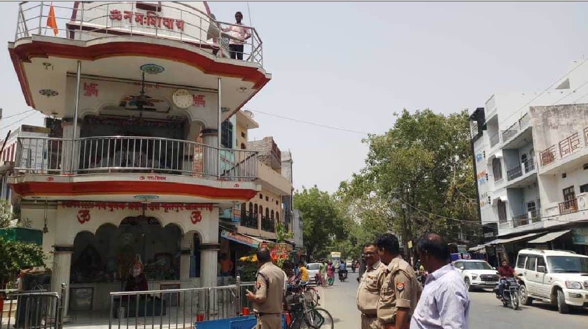 Loudspeaker removed from temple and mosque in varanasi DCP Kashi Zone held  meeting with dharam guru