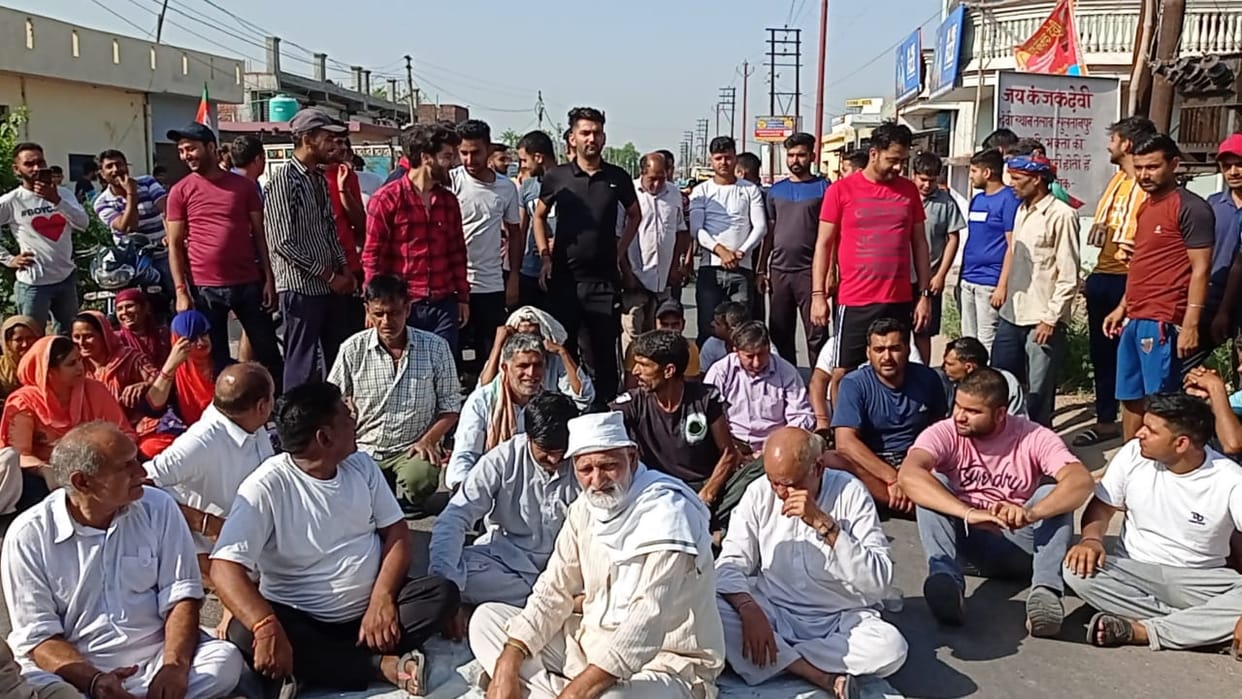 Bishnah People protest against police blocking the road