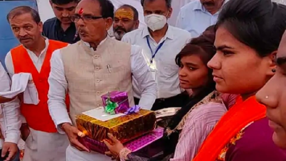 CM Shivraj kept the promise: Panchu Rajak's daughter got married with pomp, for the first time in the village, such a marriage took place