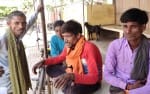 फोटो-4- घटना की जानकारी देते मृतक के परिजन। संवाद