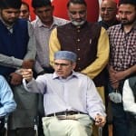 श्रीनगर में पत्रकारों से बात करते पूर्व सीएम उमर