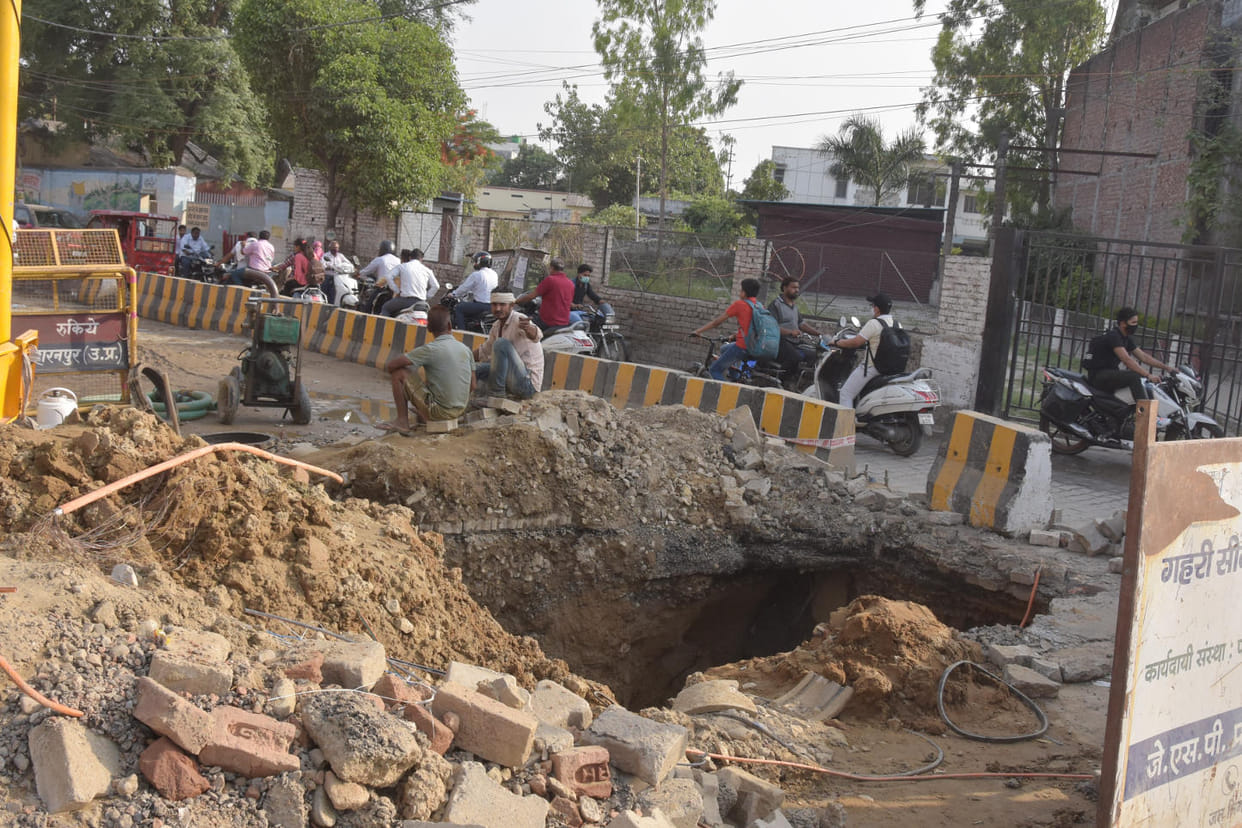 Pipeline burst, drinking water crisis occurred in many colonies