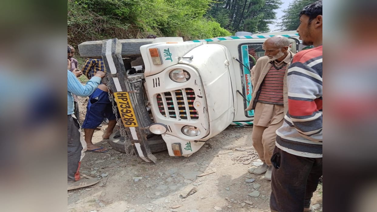 Road accident on Kihar link road, car rolled down 200 meters, one died