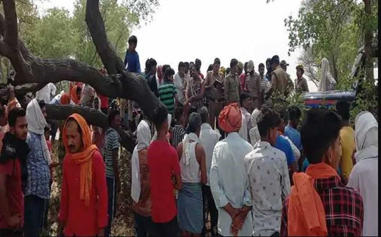 Loot in azamgarh in day light with csc owner miscreants ran away by shooting bike tire