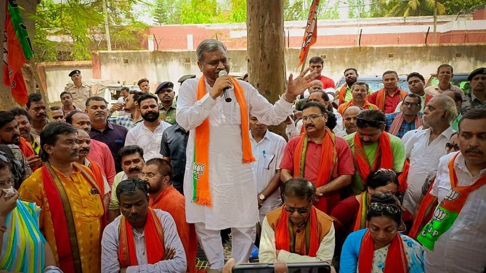 Opposition bjp attacked Hemant government over electricity crisis