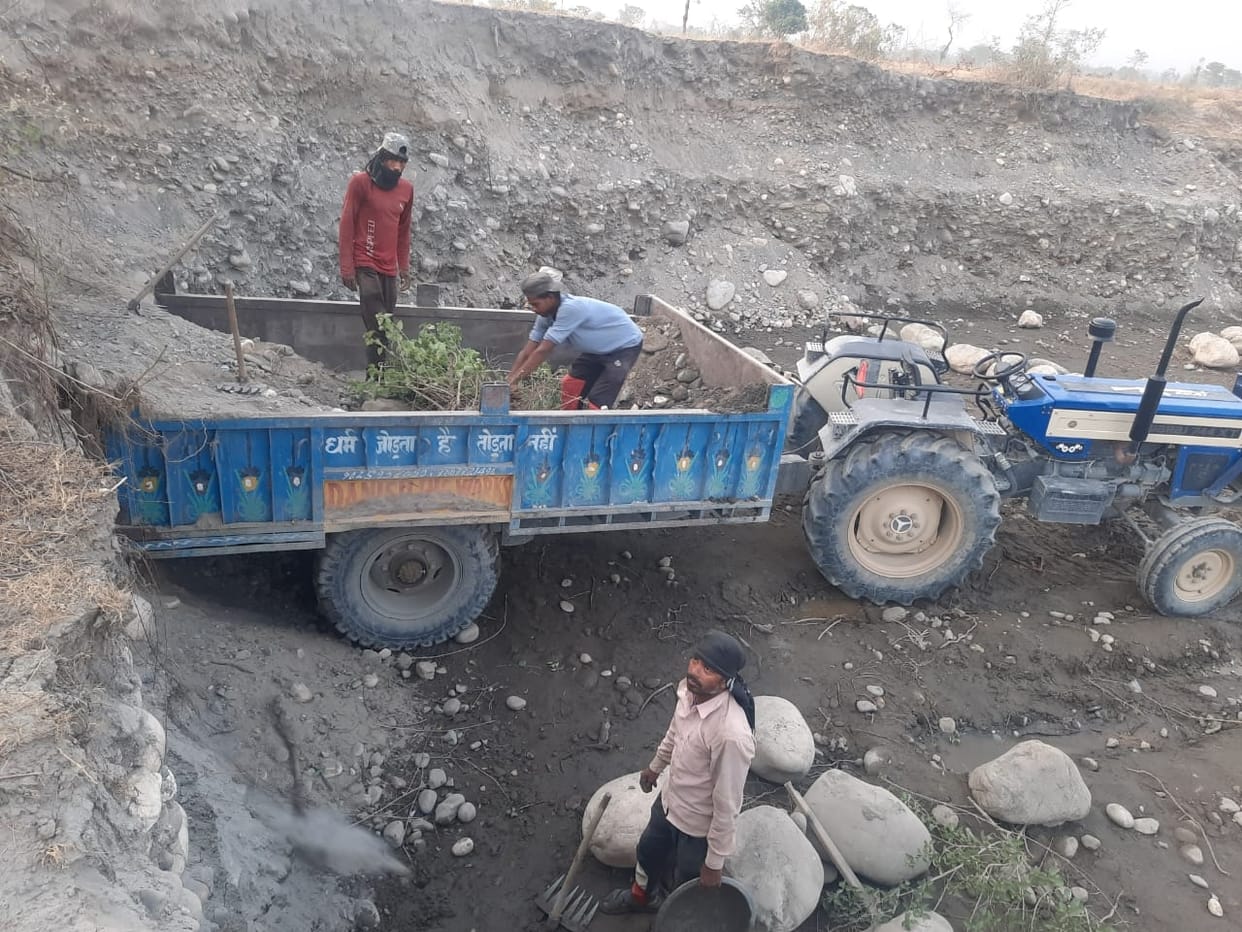 forest team fine to two tractor owners 35250 rupees in illegale minning case in bhagani devda forest area