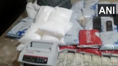 बरामद हेरोइन, नोट और पैसे गिनने वाली मशीन