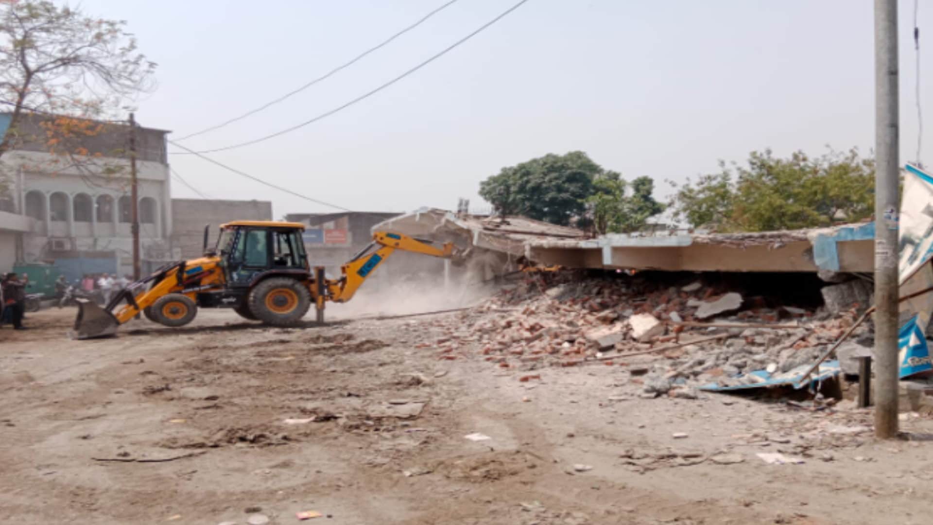 Badan Singh Baddo News: Illegal shops were demolished by bulldozers near Delhi road in Meerut see photos