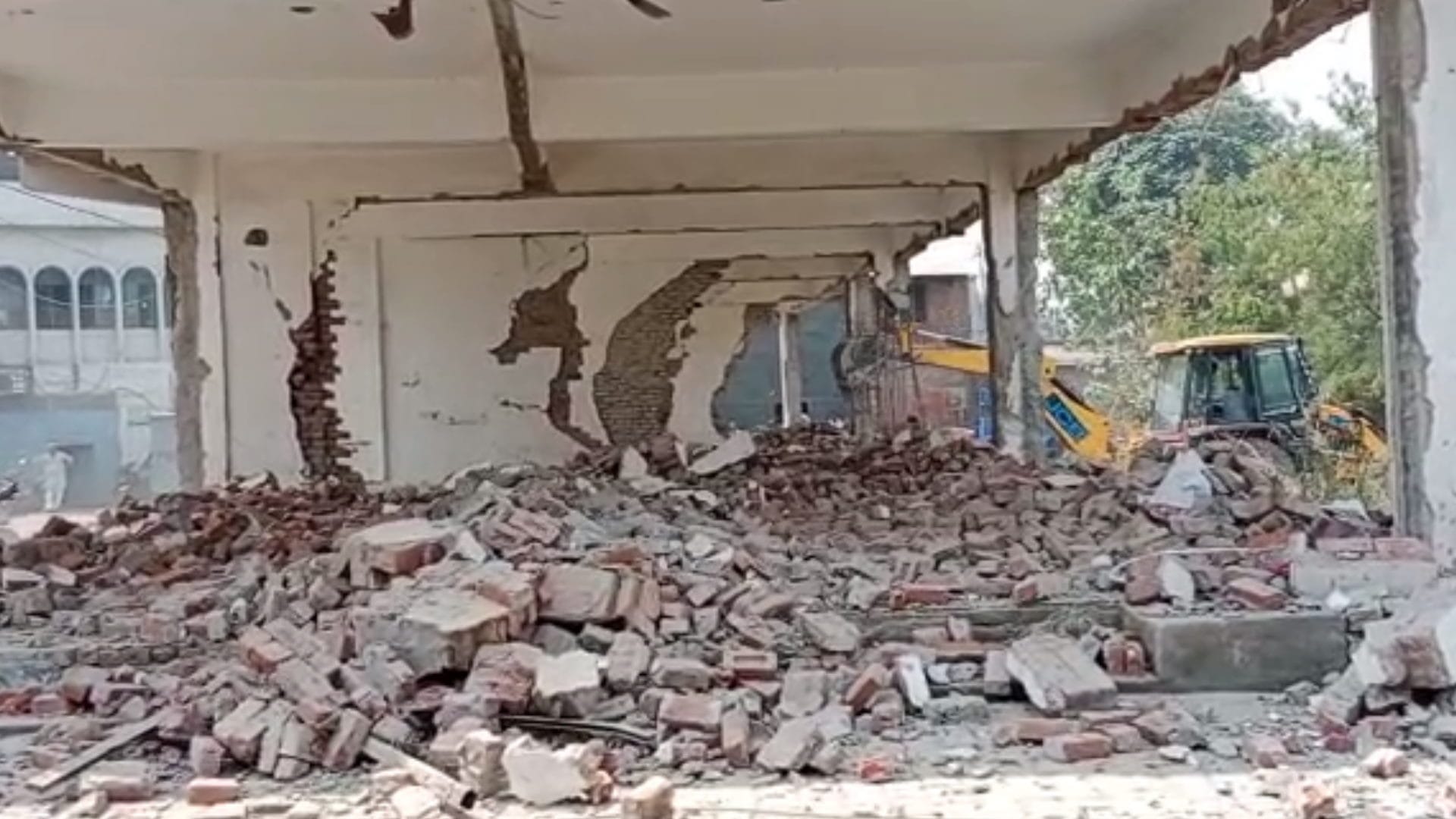 Badan singh Baddo illegal property demolished in Meerut: Many bulldozers destroyed seven shops