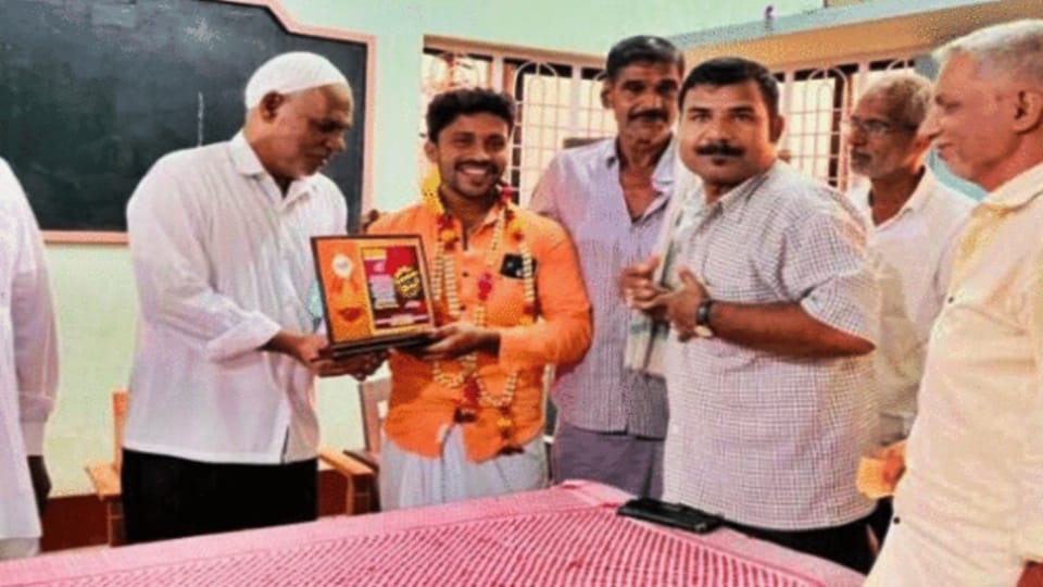 Newly married Hindu youth hosts Iftar party at mosque in Karnataka