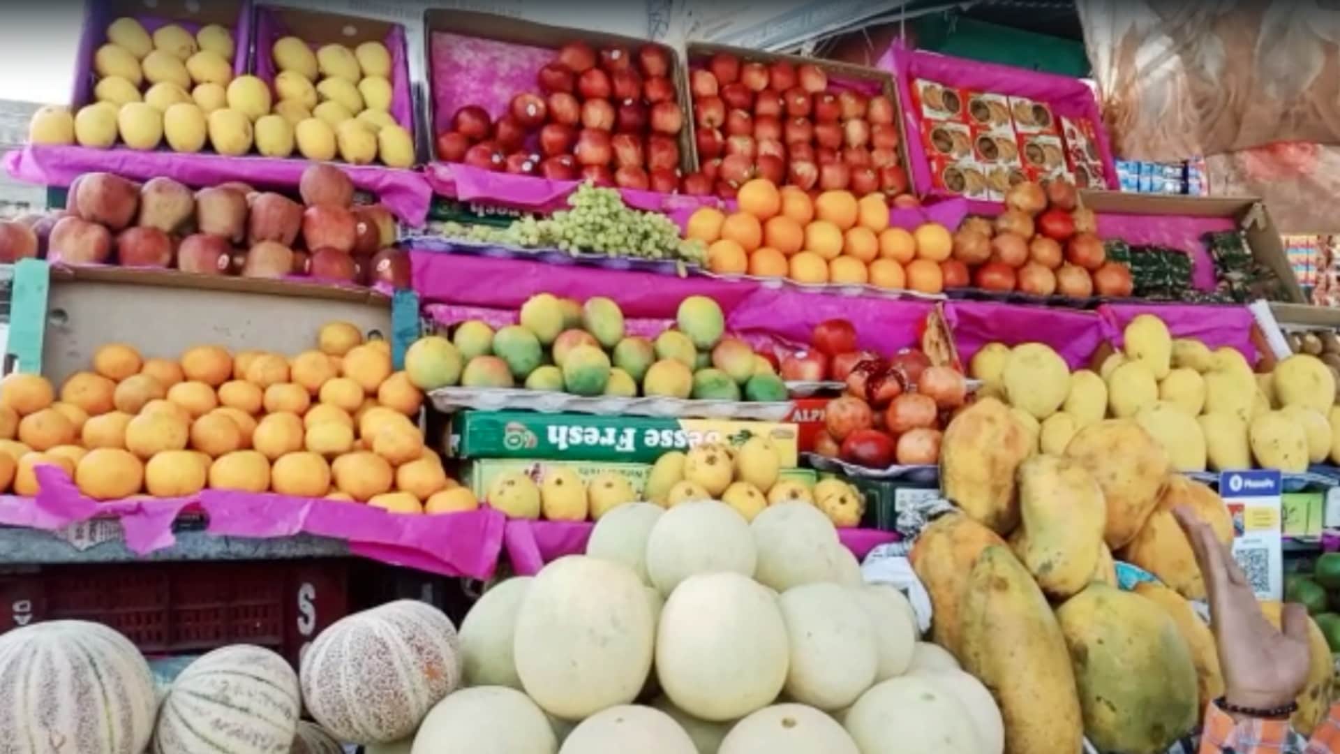 people are not buying mango due to increase price of mango in Ajmer of Rajasthan