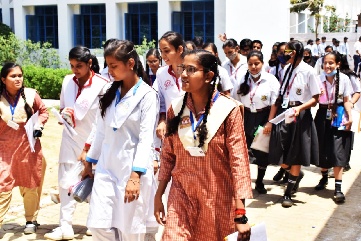 27 students absent in 10th English exam