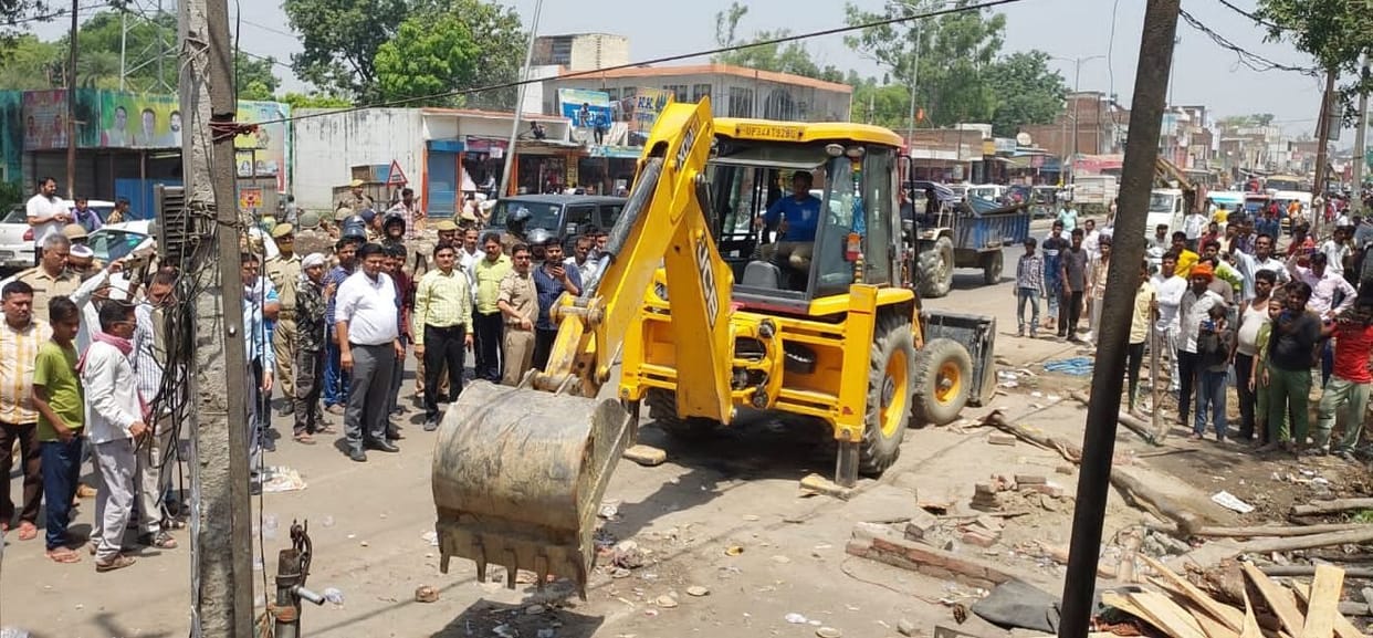 Bulldozer roared in Hargaon, illegal encroachment removed