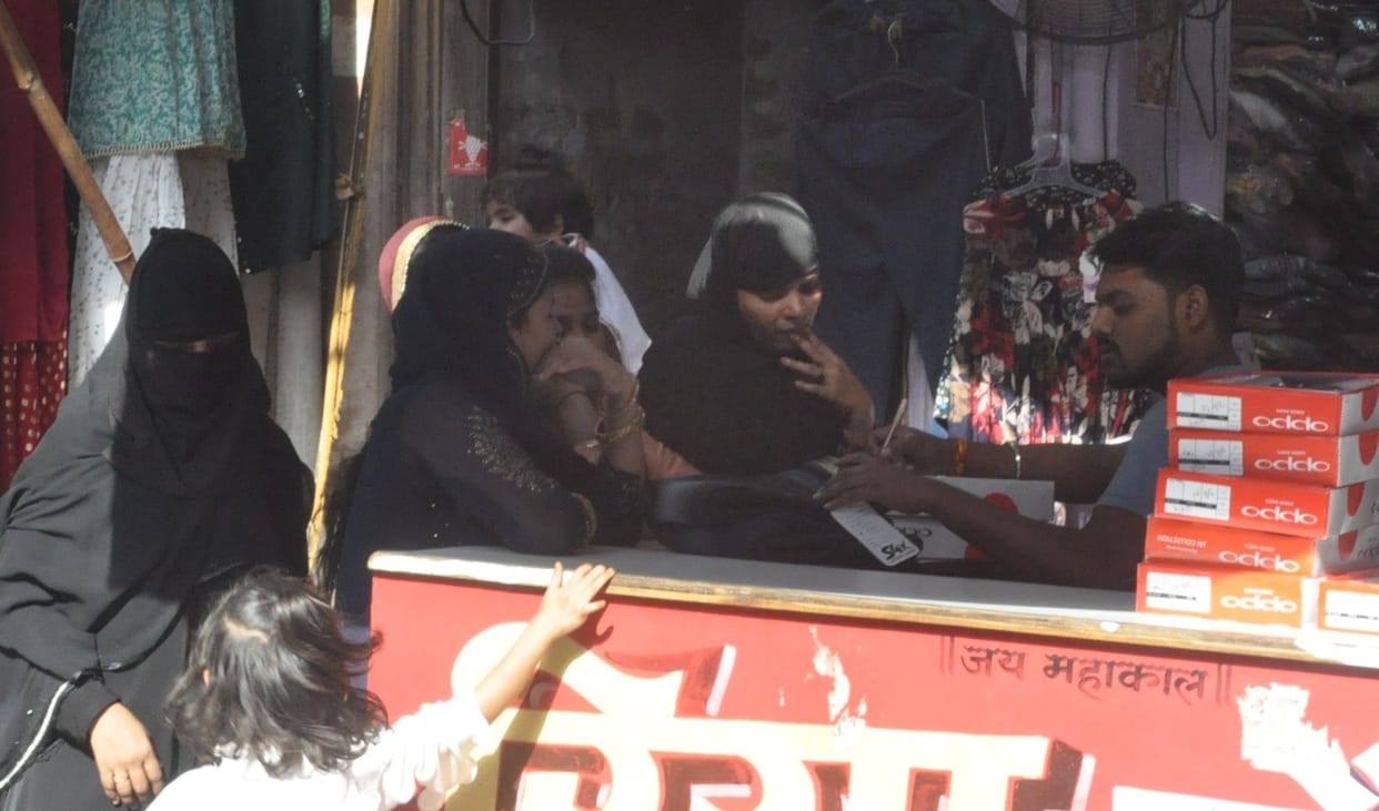 Hathras: Markets are buzzing before Eid, buyers are rising