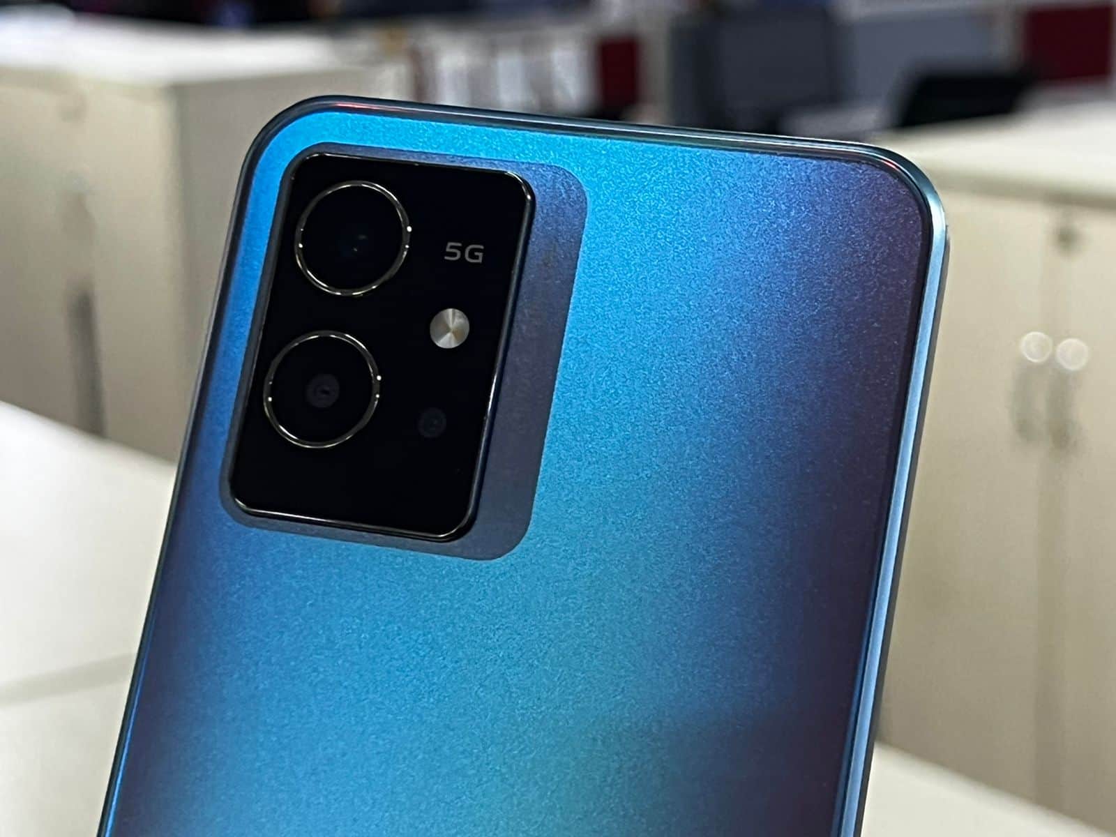 5 stunning smartphones with long lasting battery under Rs 15000