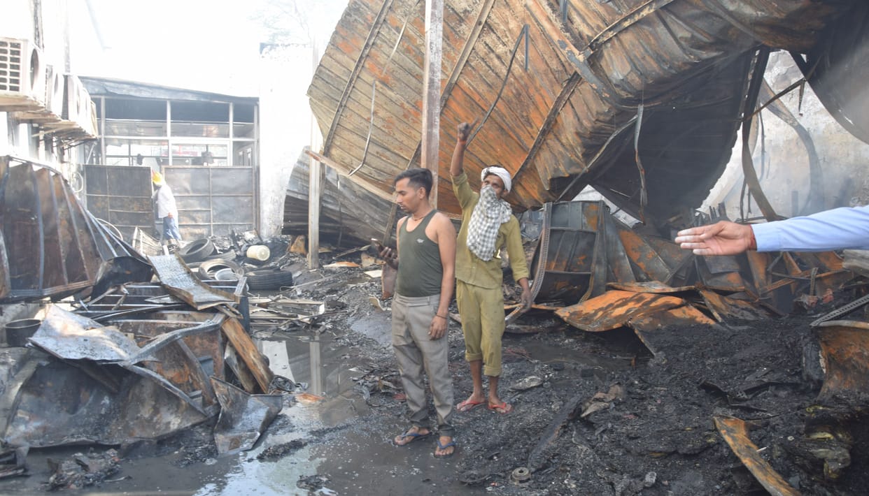 Fire broke out in car showroom, goods worth thousands burnt