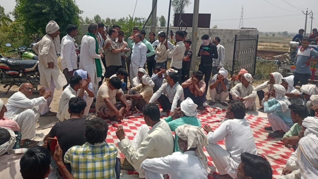 Farmers besieged SDO over power cut