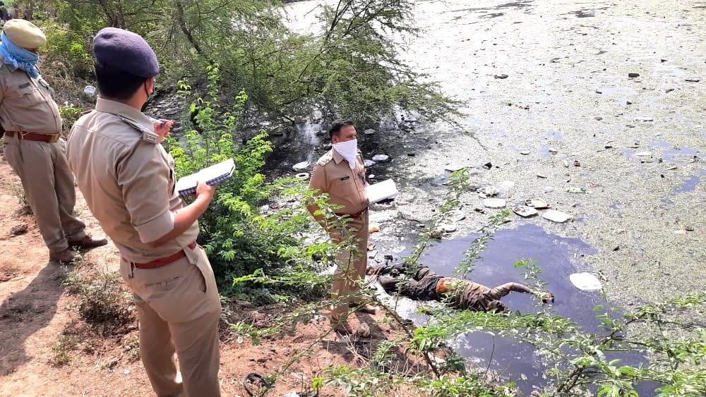 Dead body thrown in pond after killing unknown youth in Hamirpur